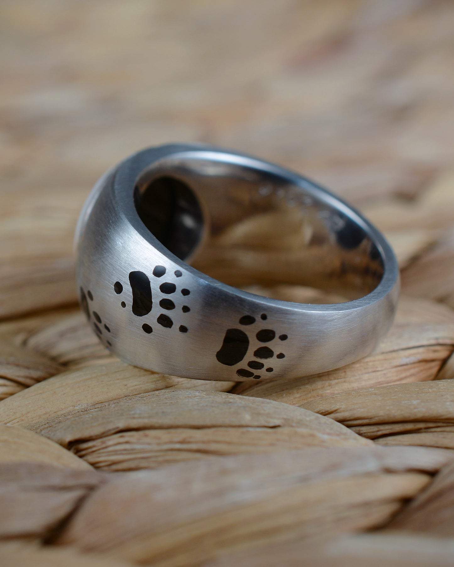 Enamelled badger and enamel footprints ring
