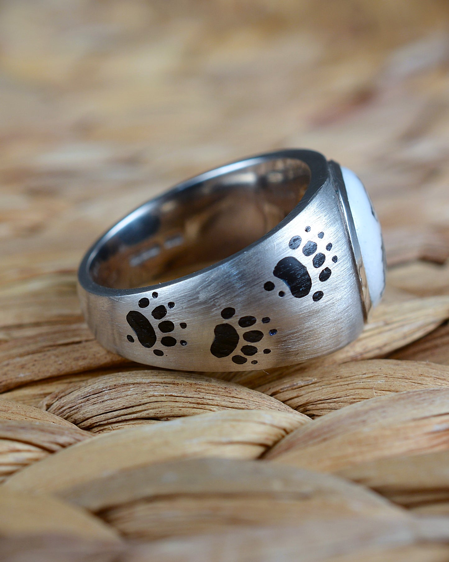 Enamelled badger and enamel footprints ring