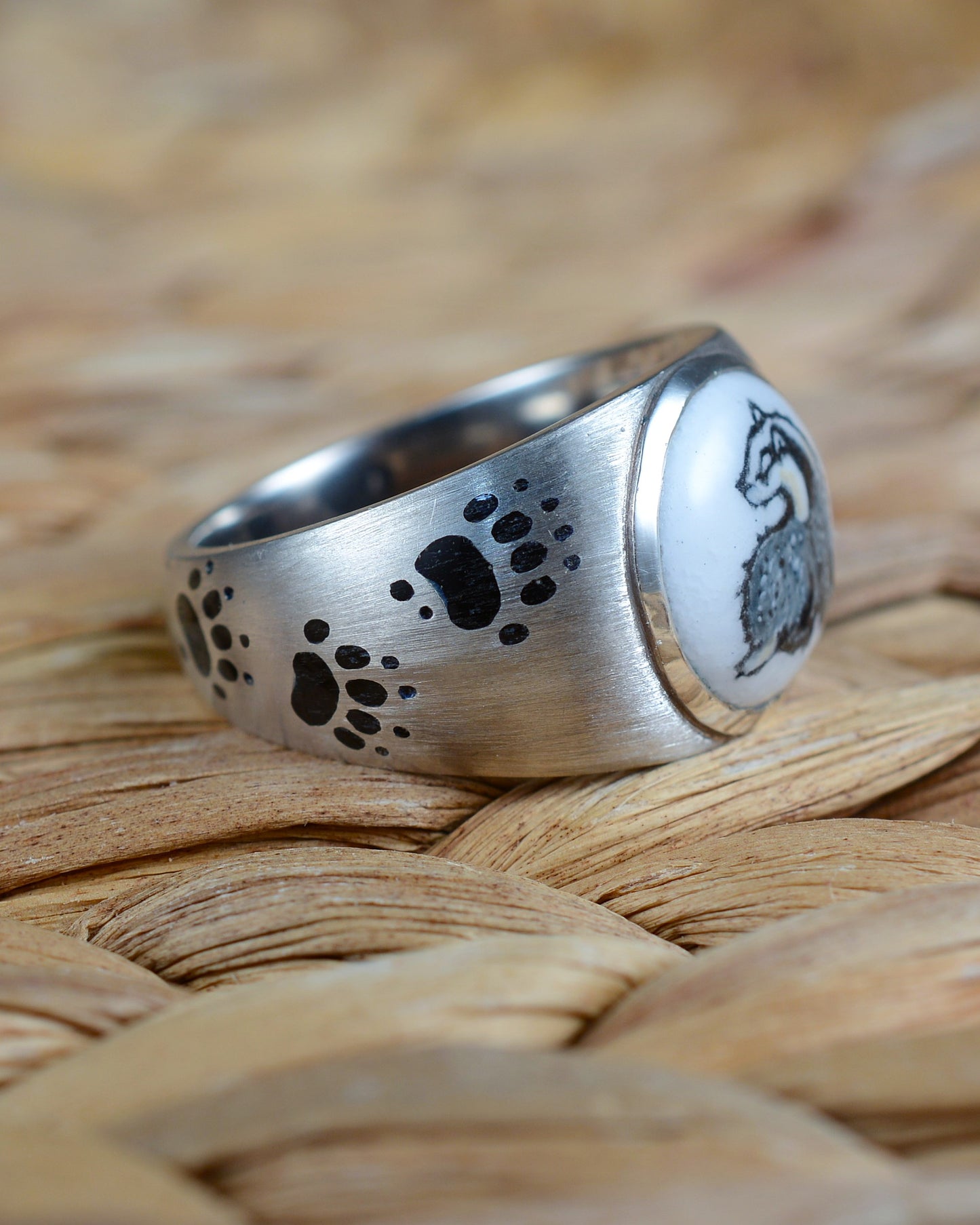 Enamelled badger and enamel footprints ring