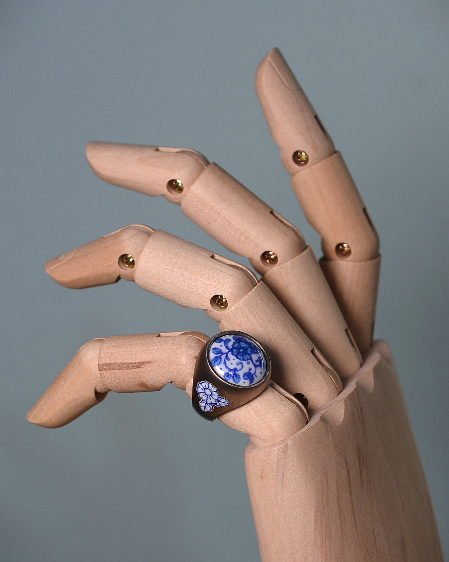 Ring with a floral motif enamel and champlevé shoulders