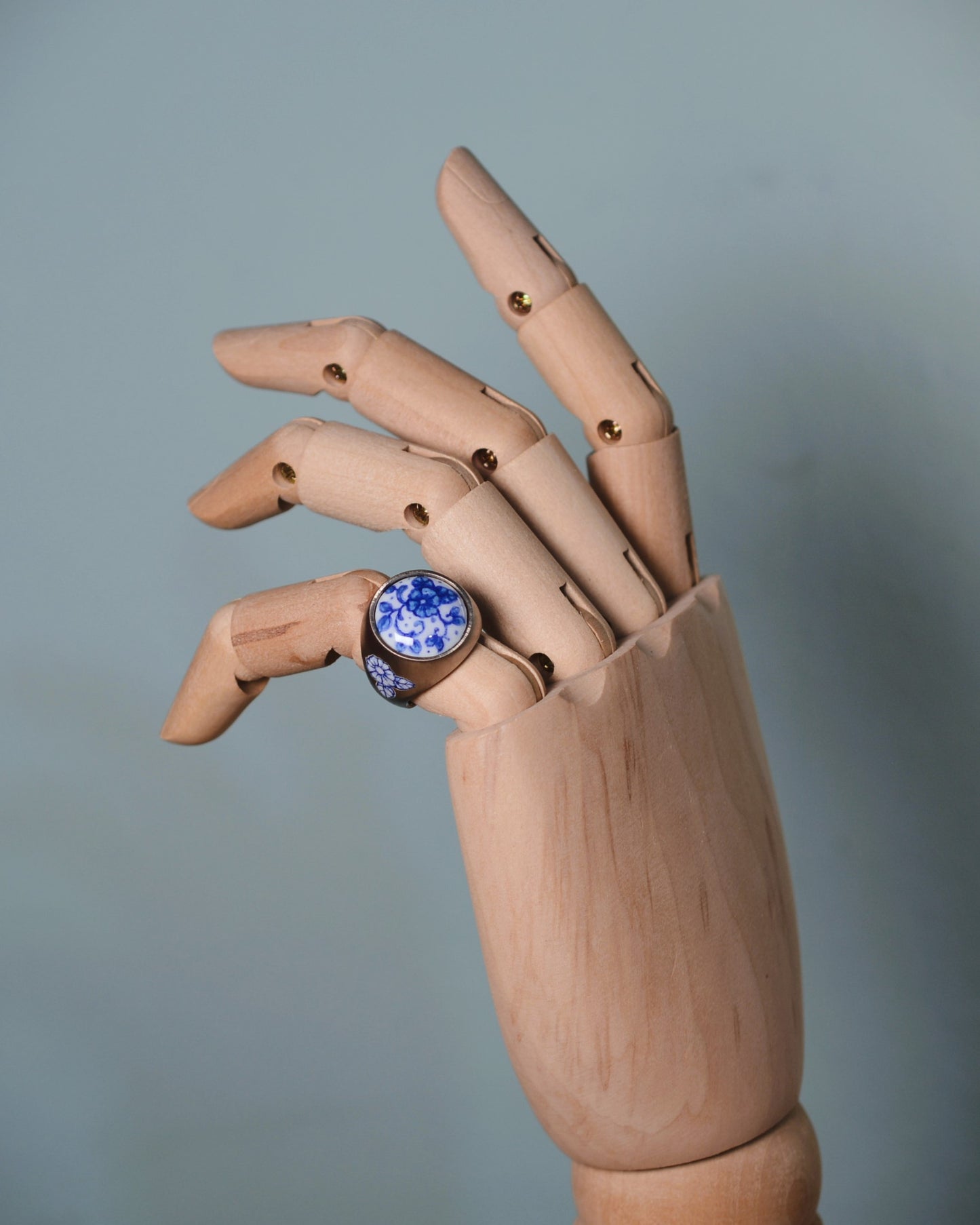 Ring with a floral motif enamel and champlevé shoulders