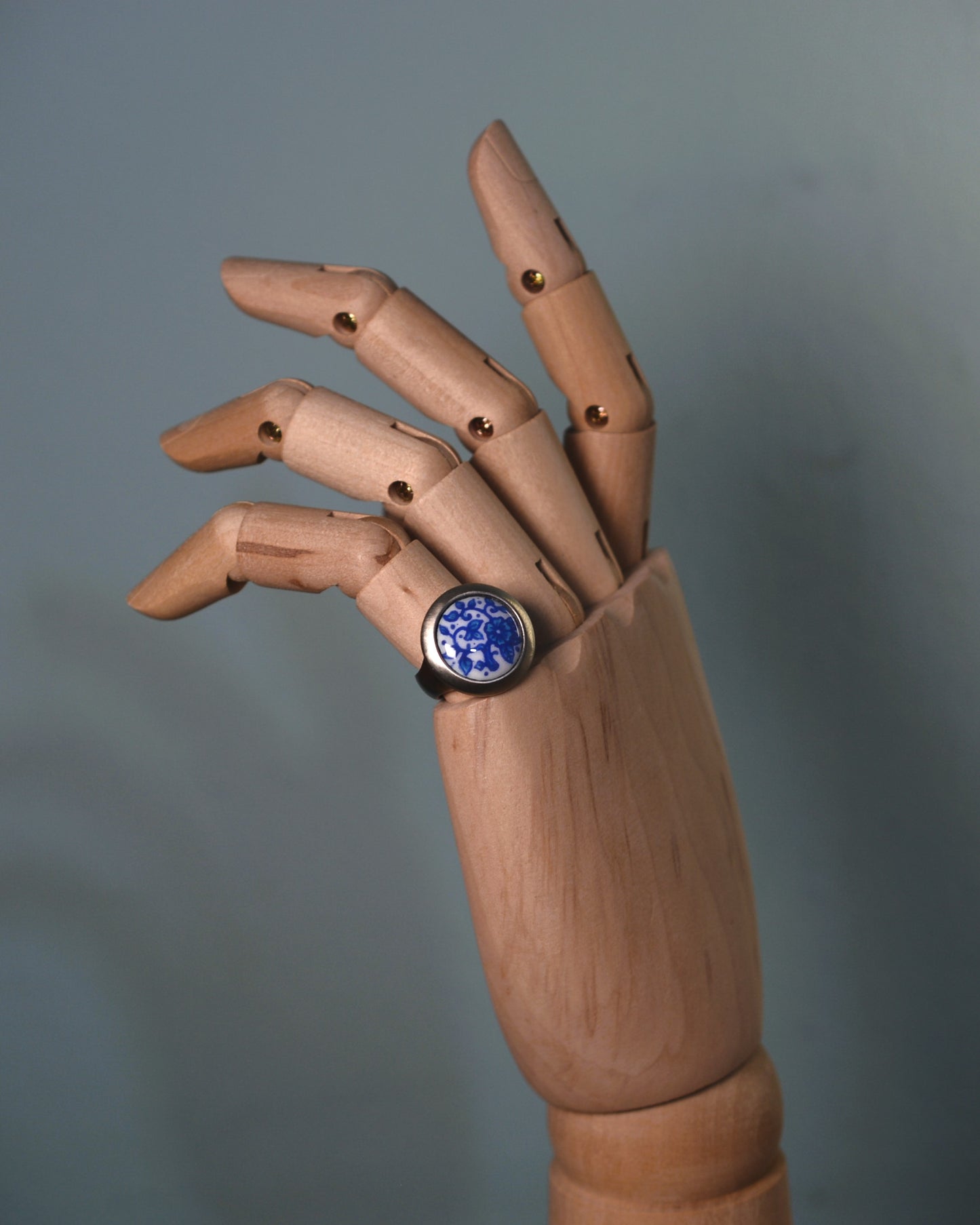 Enamelled ring with a floral motif