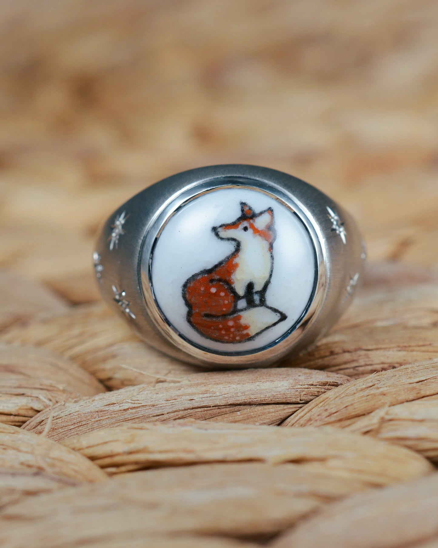 Enamelled fox ring set with diamonds
