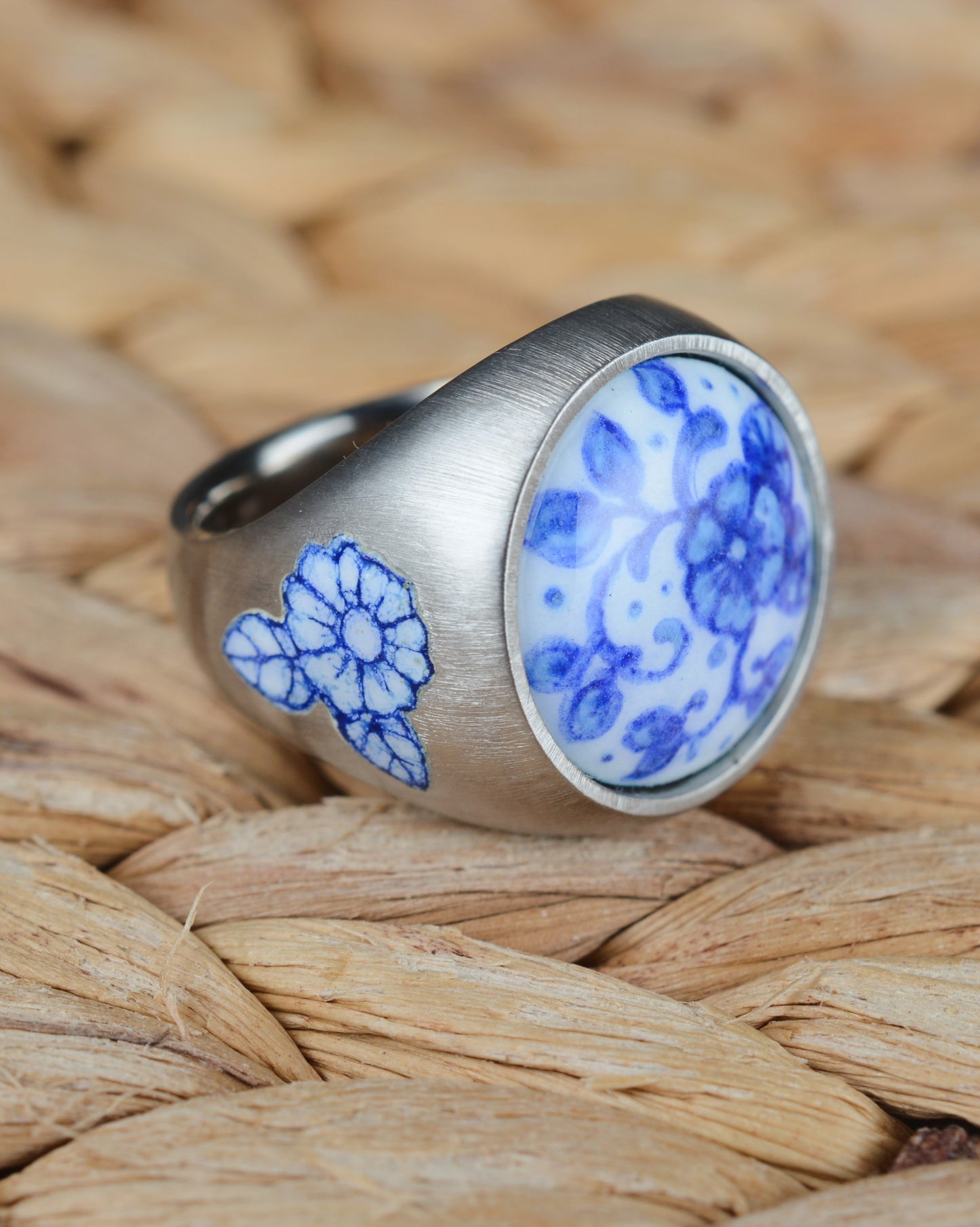 Ring with a floral motif enamel and champlevé shoulders
