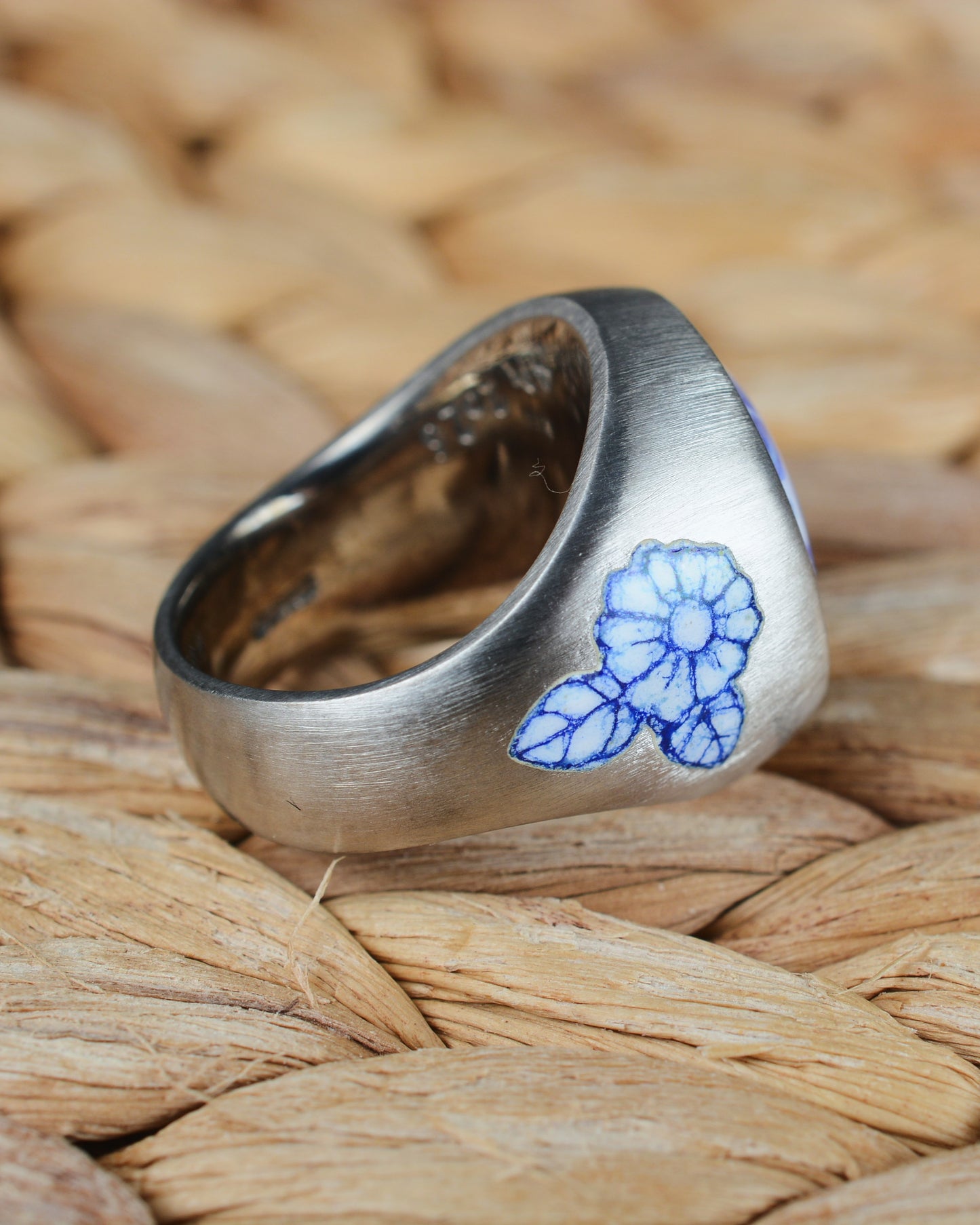 Ring with a floral motif enamel and champlevé shoulders