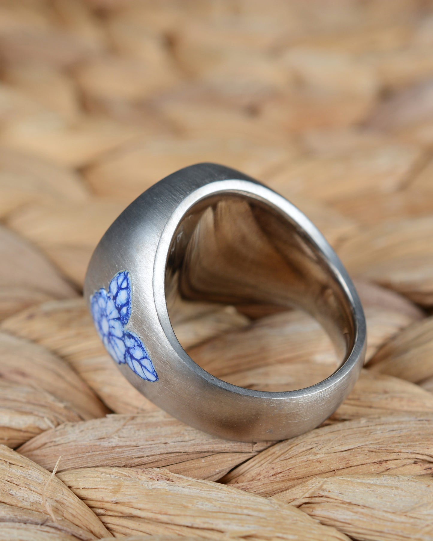 Ring with a floral motif enamel and champlevé shoulders