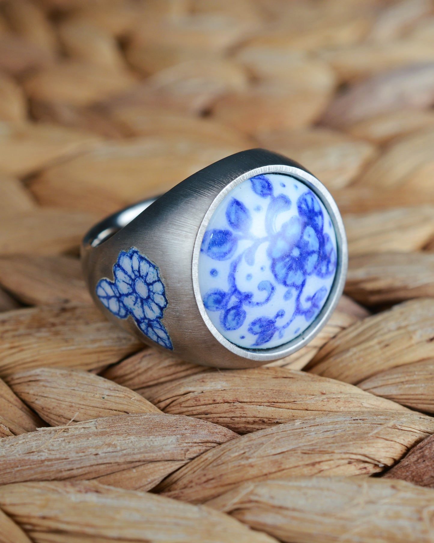 Ring with a floral motif enamel and champlevé shoulders