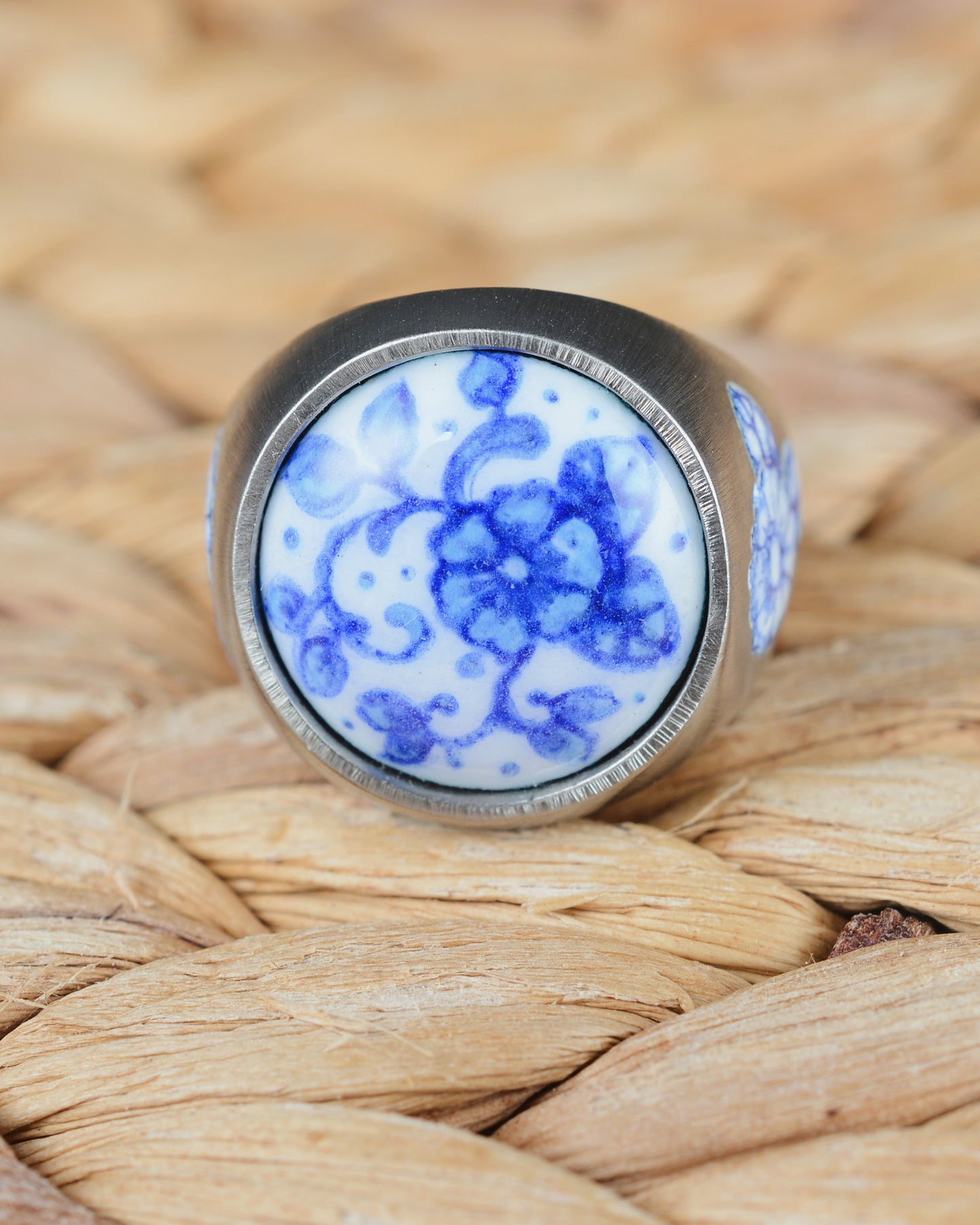 Ring with a floral motif enamel and champlevé shoulders