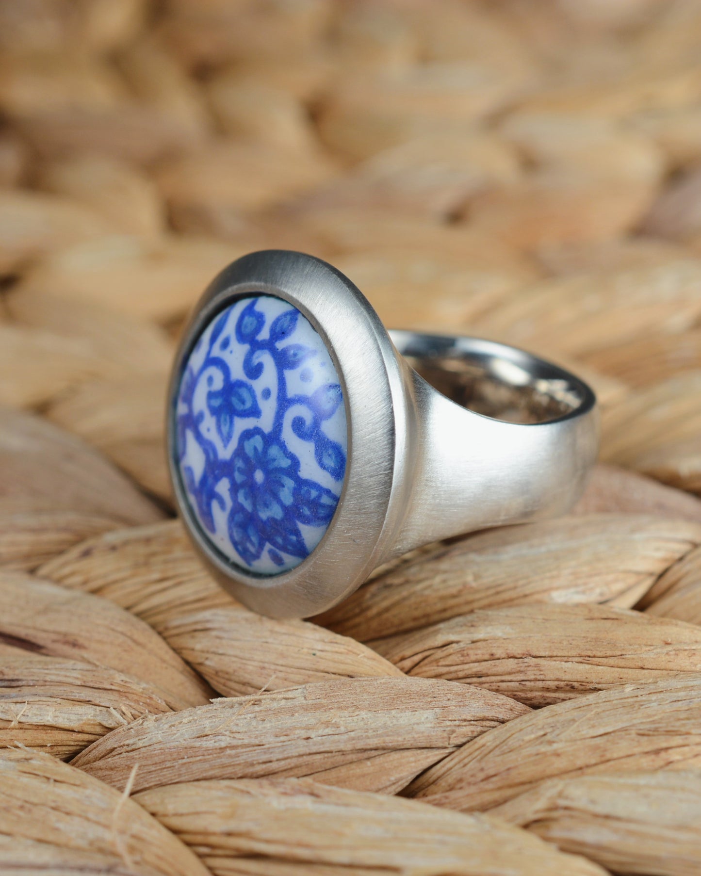 Enamelled ring with a floral motif