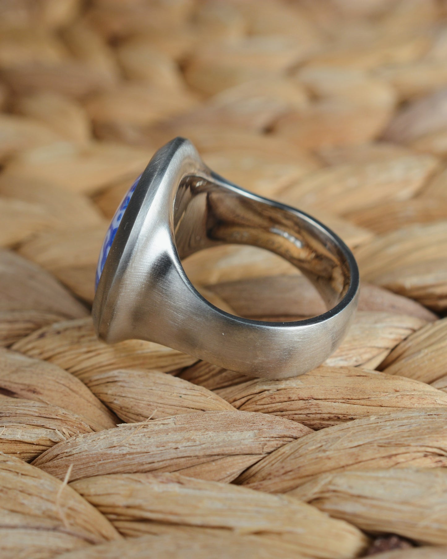 Enamelled ring with a floral motif