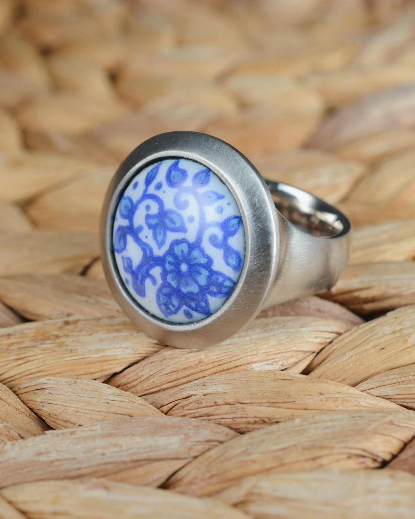 Enamelled ring with a floral motif