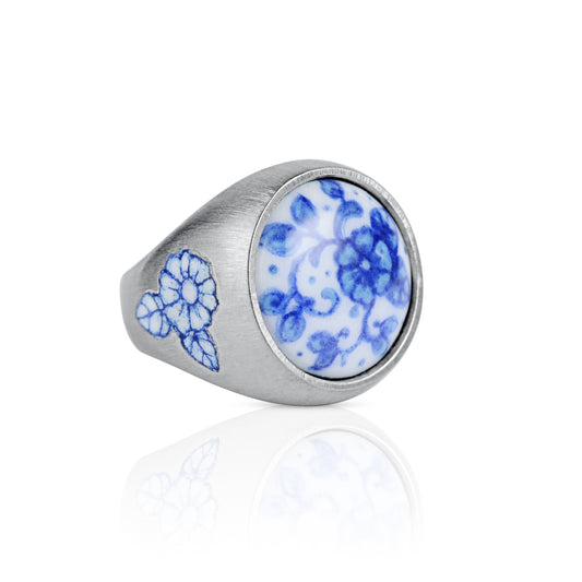 Ring with a floral motif enamel and champlevé shoulders