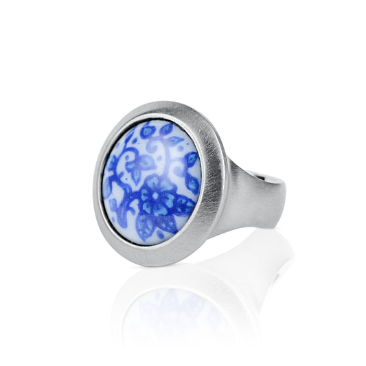 Enamelled ring with a floral motif