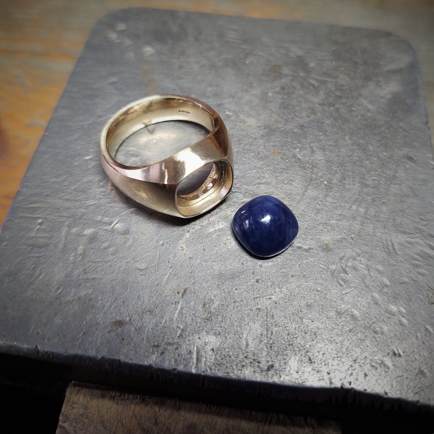 Natural sapphire ring, handmade solid gold ring set with a large completely untreated Mozambique cabochon sapphire, © Adrian Ashley