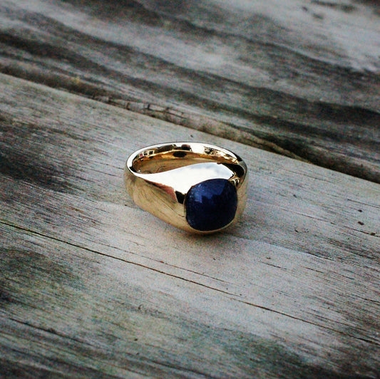 Natural sapphire ring, handmade solid gold ring set with a large completely untreated Mozambique cabochon sapphire, © Adrian Ashley
