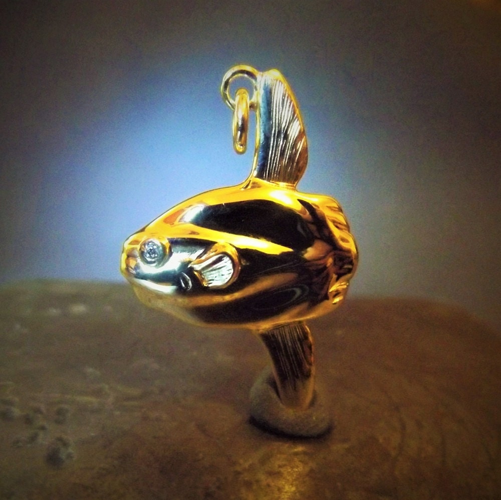Mola Mola necklace. Gold and diamond Ocean Sunfish or Moon Fish pendant. © Adrian Ashley